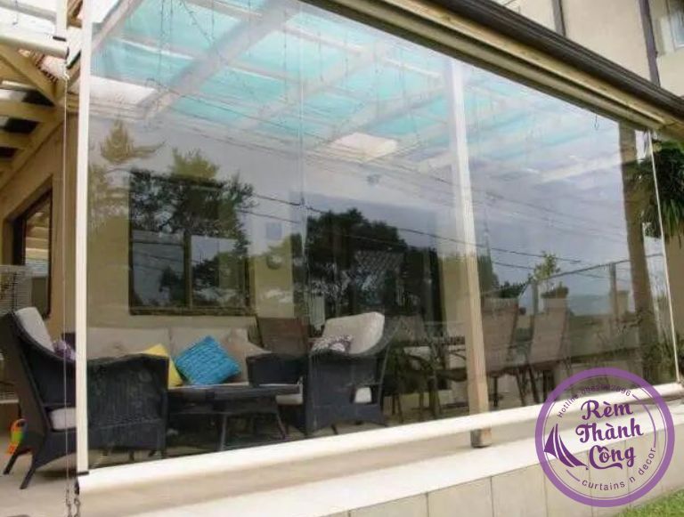 Rèm cuốn nhựa PVC trong suốt cho không gian làm việc.
