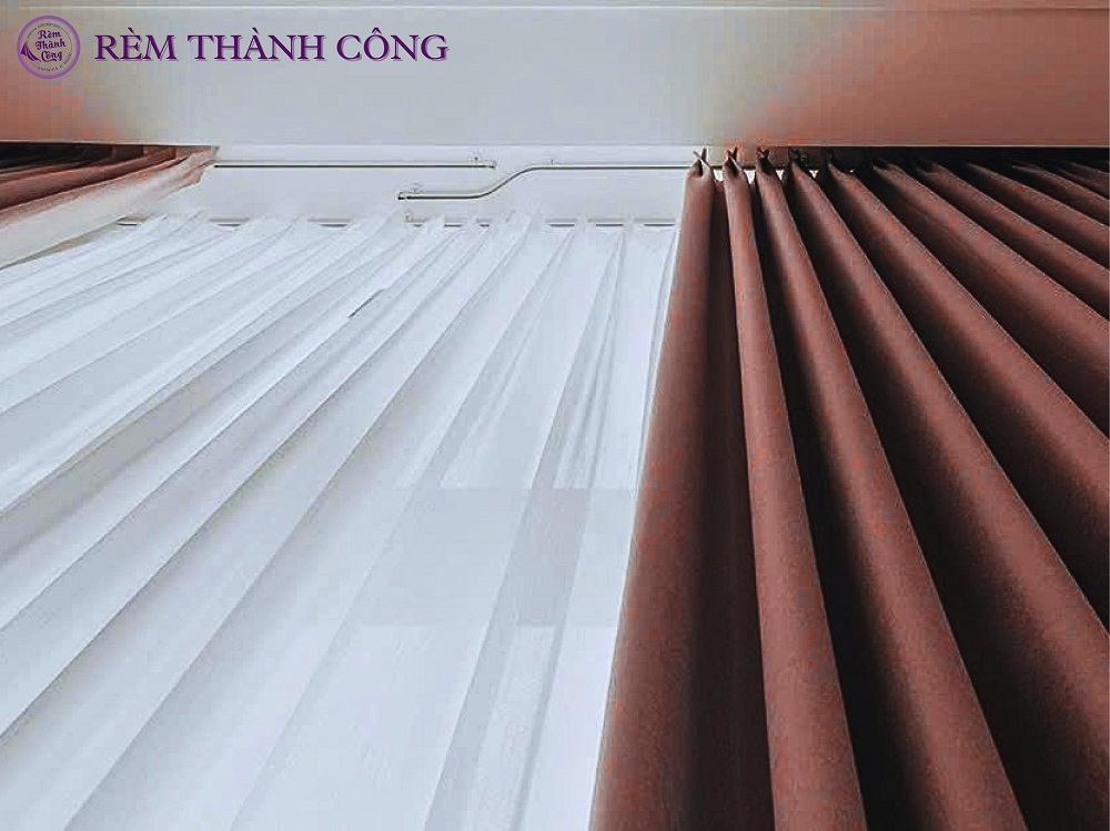 Ảnh cận cảnh múi rèm và thanh ray được lắp đặt chắc chắn Ảnh cận cảnh múi rèm và thanh ray được lắp đặt chắc chắn